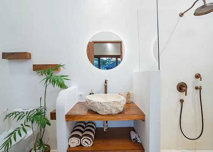 Hotel Ehoa Nyanyi Boutique - In Front Of Entrance To Nuanu 4*