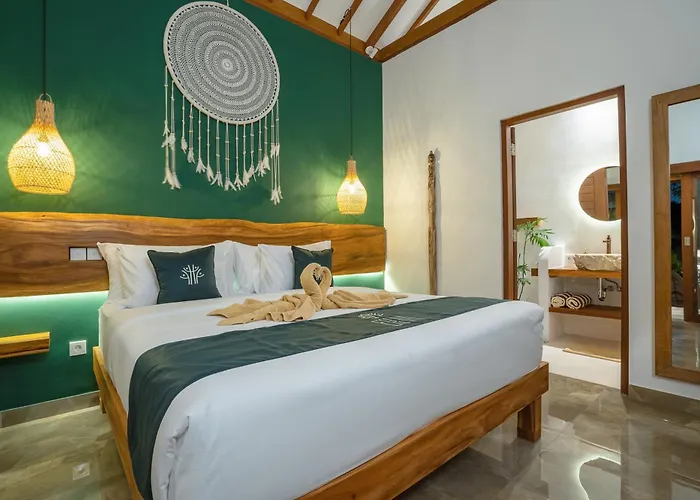 Ehoa Nyanyi Boutique - In Front Of Entrance To Nuanu 4* Tanah Lot