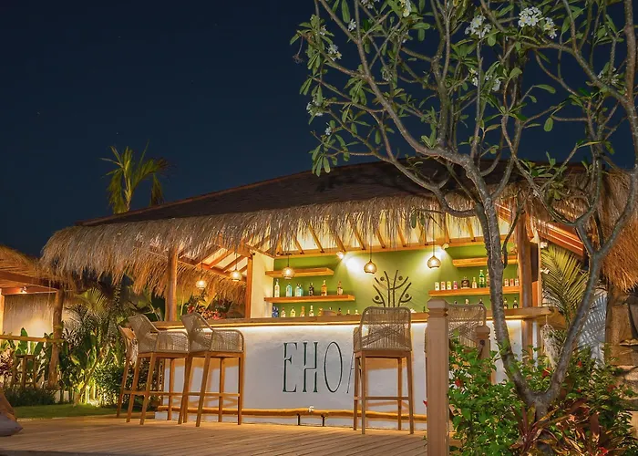 Ehoa Nyanyi Boutique - In Front Of Entrance To Nuanu 4*