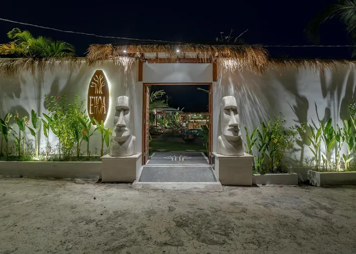 Hotel Ehoa Nyanyi Boutique - In Front Of Entrance To Nuanu 4*