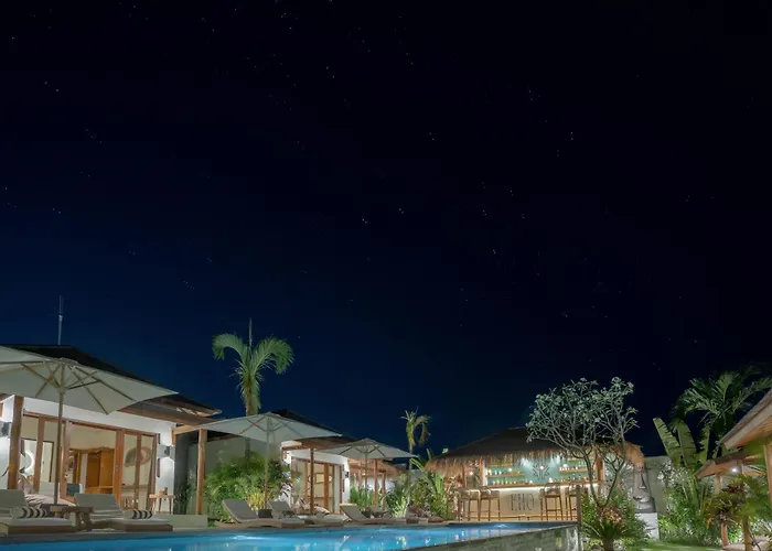 Hotel Ehoa Nyanyi Boutique - In Front Of Entrance To Nuanu 4*