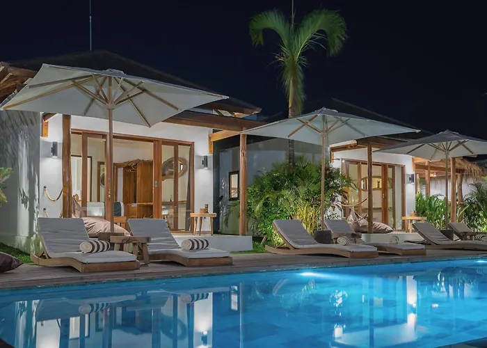 Hotel Ehoa Nyanyi Boutique - In Front Of Entrance To Nuanu
