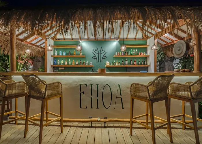 Ehoa Nyanyi Boutique - In Front Of Entrance To Nuanu Tanah Lot