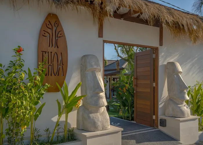 Ehoa Nyanyi Boutique - In Front Of Entrance To Nuanu Hotel