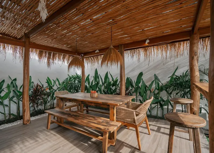 Ehoa Nyanyi Boutique - In Front Of Entrance To Nuanu Hotel 4*