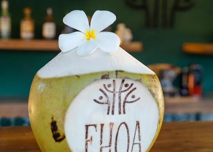 Ehoa Nyanyi Boutique - In Front Of Entrance To Nuanu Hotel Tanah Lot