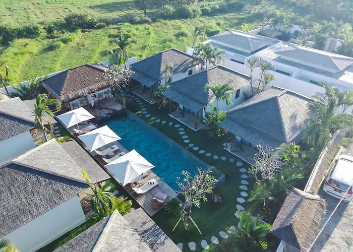 Hotel Ehoa Nyanyi Boutique - In Front Of Entrance To Nuanu 4*