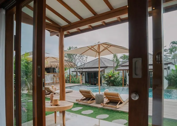 Ehoa Nyanyi Boutique - In Front Of Entrance To Nuanu Hotel Tanah Lot