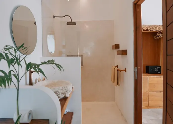 Hotel Ehoa Nyanyi Boutique - In Front Of Entrance To Nuanu Tanah Lot