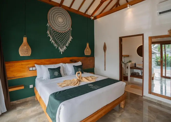 Hotel Ehoa Nyanyi Boutique - In Front Of Entrance To Nuanu 4*