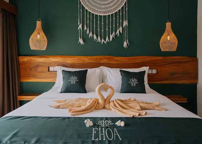 Ehoa Nyanyi Boutique - In Front Of Entrance To Nuanu Tanah Lot