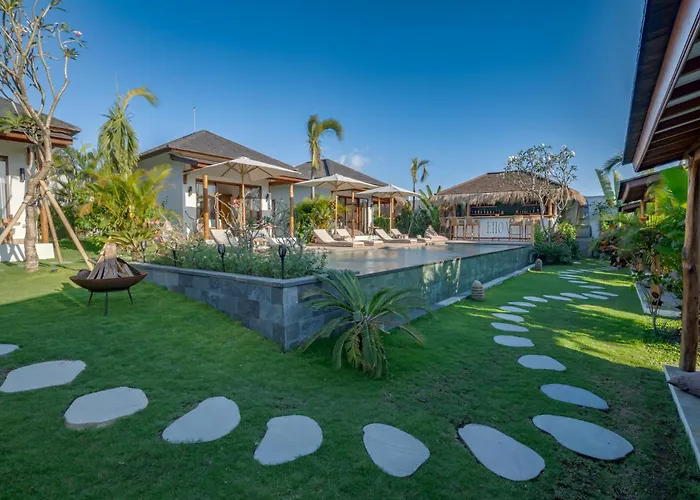 Hotel Ehoa Nyanyi Boutique - In Front Of Entrance To Nuanu Tanah Lot