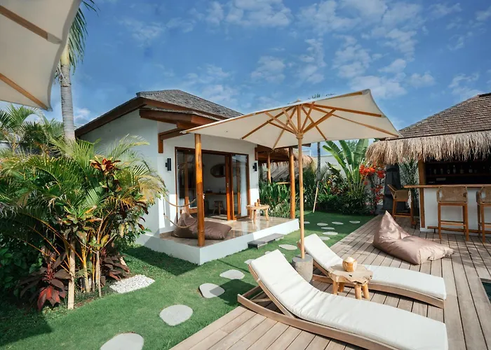 Ehoa Nyanyi Boutique - In Front Of Entrance To Nuanu Hotel 4*