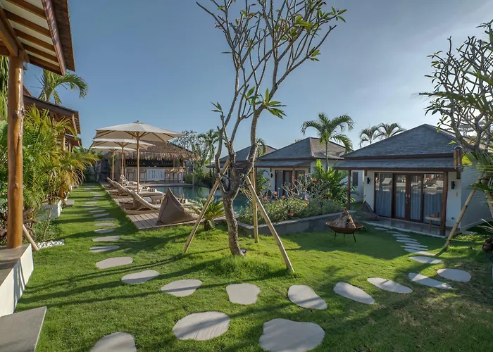Hotel Ehoa Nyanyi Boutique - In Front Of Entrance To Nuanu